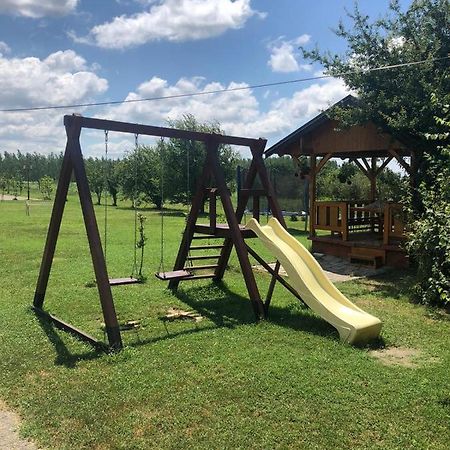 Salas Gnijezdo Bačka Palanka Екстериор снимка
