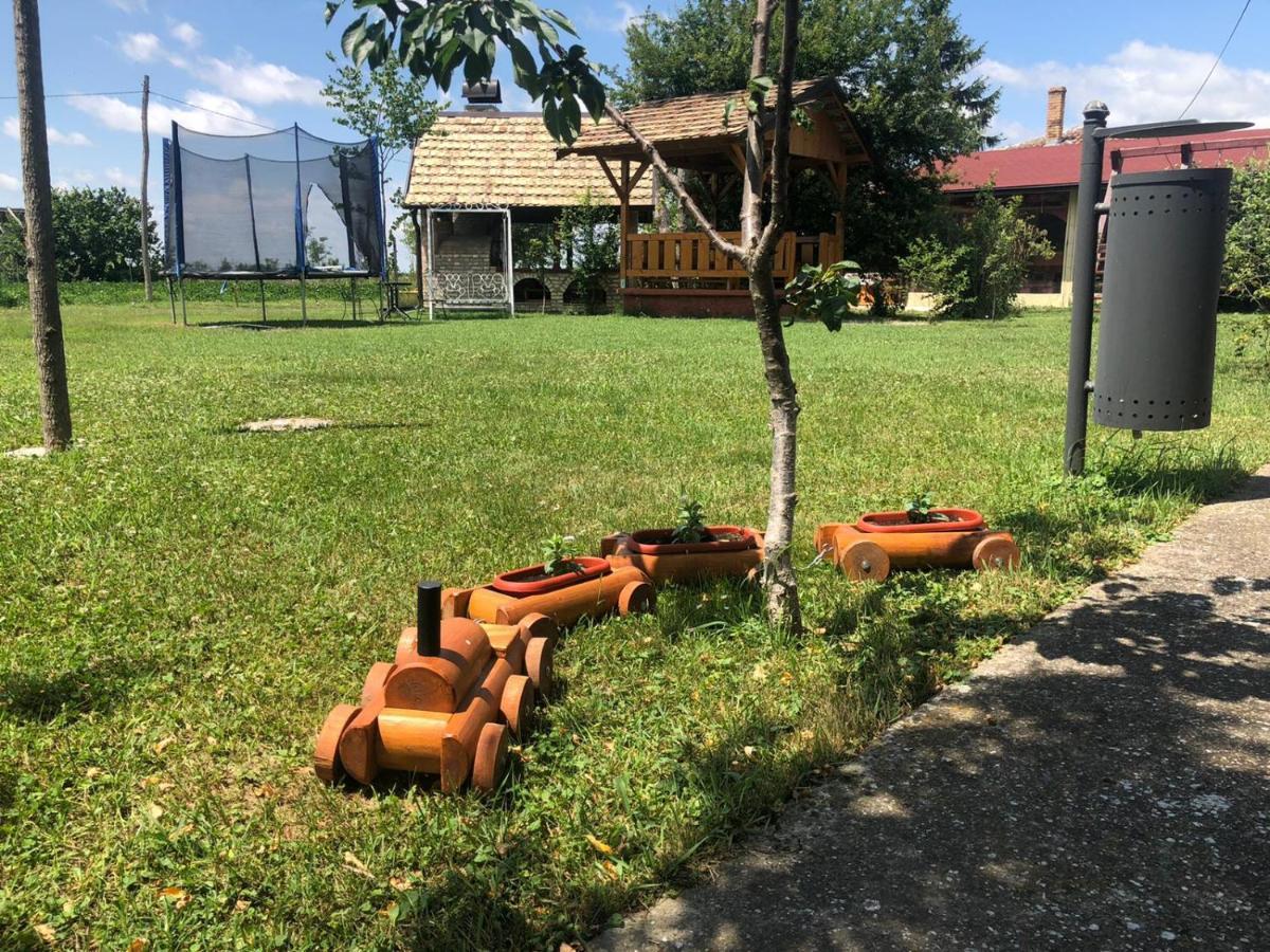 Salas Gnijezdo Bačka Palanka Екстериор снимка