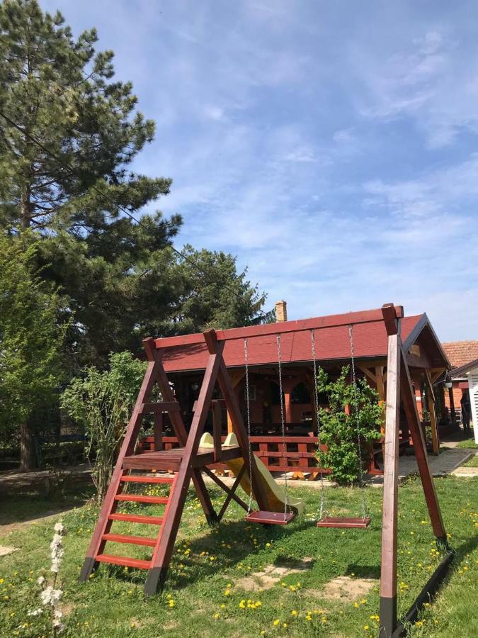 Salas Gnijezdo Bačka Palanka Екстериор снимка
